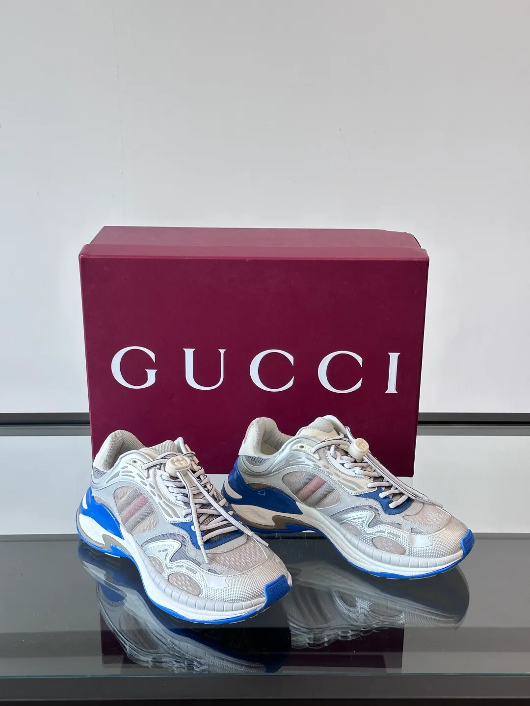 [G Home] Top P: 1020💰 Men’s size will be released first Size: 39-45 (45 customized) Gucci Gucci, couple model, women’s model will be released later, new 2.0 futuristic sports shoes‼ ️A pair of subversive sneakers is here. Gucci 2.0, a full series of 4 colors with key investment, smart silhouette: slightly curved forefoot design, you can clearly feel the propulsion when commuting and trotting, and it can enhance the sense of line extension when paired with wide-leg pants or cycling pants. EVA thick soles not only have a comfortable height-increasing effect, but also reduce weight (it actually lasts 3 hours of shopping without tiring your feet!) Highlight moments for lazy people: 2. Just choose it for airport wear! You can take them off in seconds after passing the security check (you can put them on as soon as you lift the heel strap), because the shoes come with a sliding buckle, so no need! ! Tie your shoes. Really achieve the sense of relaxation that goes with you.